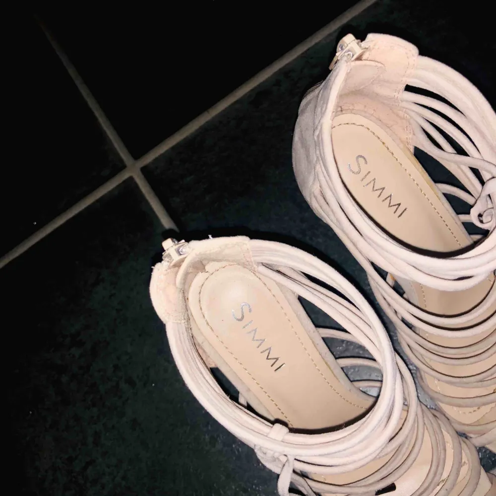 Simmi shoes som är använda bara några timmar en dag, så de är som nya! Orginalpris ligger på över 500 kr, säljer de för ett pris som är mer än 50% billigare. Frakten tillkommer . Skor.
