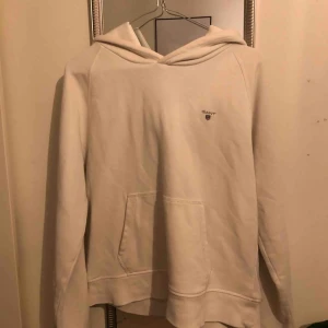  - En vit gant hoodie. Nypris va 799 kr. Frakt kan diskuteras