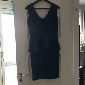  - Mörk blå klänning med volang på magen. Använd 1 gång. 