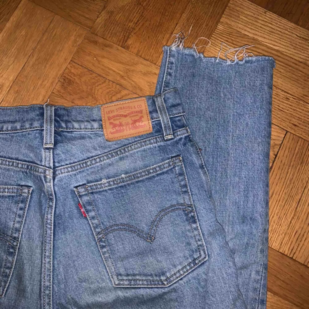 Ett par klassiska Levis 501:s , avklippta nertill, W:26. Passar som en S. Säljer pga att de blivit förstora :/ köpare står för frakt (72kr). Pris kan eventuellt diskuteras. Jeans & Byxor.