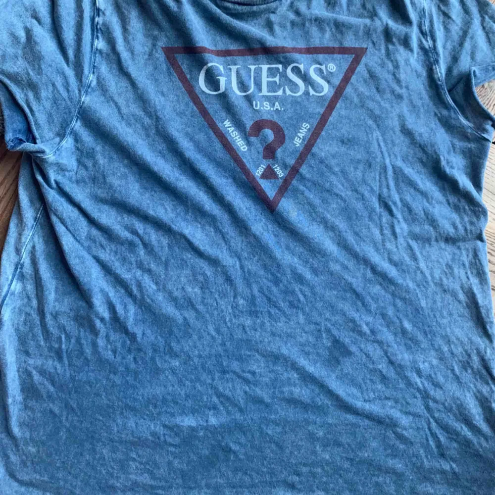 Säljer världens snyggaste Guess T-shirt! Köptes för 500 kr på Åhléns för några år sen, men har dessvärre inte fått så mkt användning för den som jag trodde! Har några fläckar som syns på bild tre som säkert går bort tvätten💖. T-shirts.