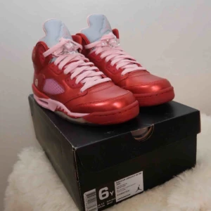  - Valentines day jordan 5 retro girls använd typ gånger i USA kan den omsäljas runt 2000 och skorna är perfekt att komma in i valentines dag Jag tar emot bud vill helst sälja snabbt