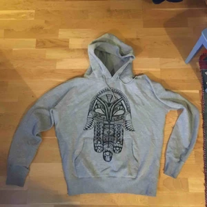  - Grå skön hoodie från FEMTASTIC i fint skick i storlek large.   En skön luvtröja med den klassiska femtastic-handen inspirerad av Fatimas hand.  Nypris cirka 700kr  Kan skickas ca 59kr eller mötas upp i centrala Stockholm/Söderort.