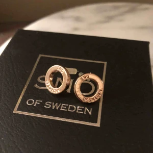  - Roséfärgade snö of sweden örhängen. Nästintill oanvända. Frakt på 9kr tillkommer. 