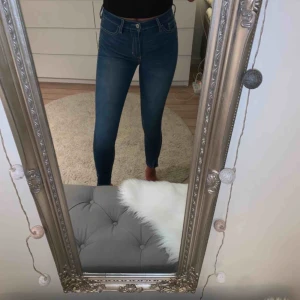  - Högmidjade jeans från hollister. Liten slits vid benen. Storlek W24, skulle säga att det motsvarar en XS/S. I bra skick!! 