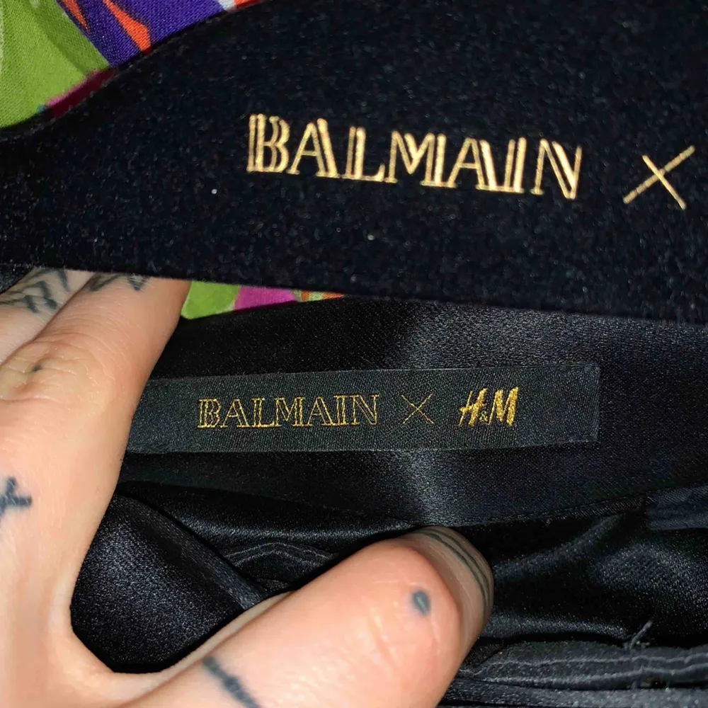 Använda 1 gång, Balmain x H&M. Originalpris gick för 800-900kr ish. Jätte bra skick, superkvalitet & hur sköna som helst. . Jeans & Byxor.