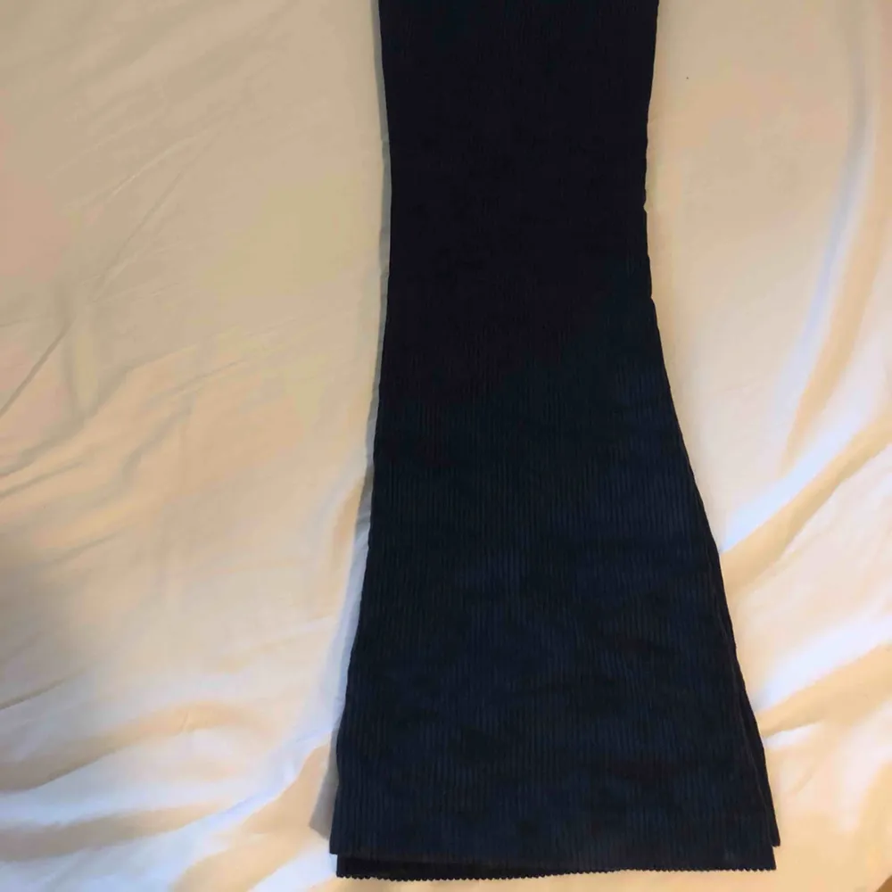 Svarta manchesterbyxor från Zara i storlek S. Superfin passform med utsvängda ben, sparsamt använda och i fint skick. . Jeans & Byxor.