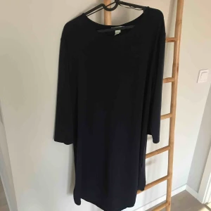  - Marinblå rak klänning  Lös passform NWT  Storlek L  Frakt tillkommer 