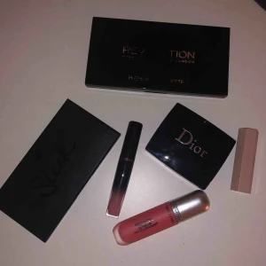 - Allt detta för bara 150kr och allt är äkta det fins en sleek palett och en revolution palett och en dior palett och en fenty beauty och 2 Läppstift en från revlon och en från lancome❤️