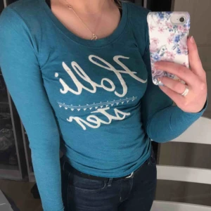  - Hollister tröja st xs Tyget har blivit nopprigt men inget man märker av på anstånd   Köparen står för frakten:)