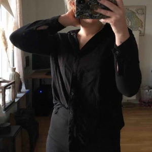  - Vanlig svart skjorta  Strl S  30kr eller bud