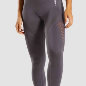  - Säljer ett par fina mörkgråa gymshark tights, knappt använda och inget fel på