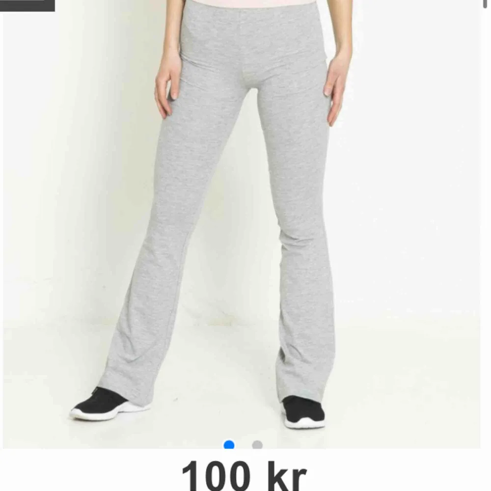 Utsvängda gråa leggings från Lager 157, har använt dom men det är i fint skick. Lite genomskinliga. Köparen står för frakt eller så möts jag upp i Örebro😃. Jeans & Byxor.