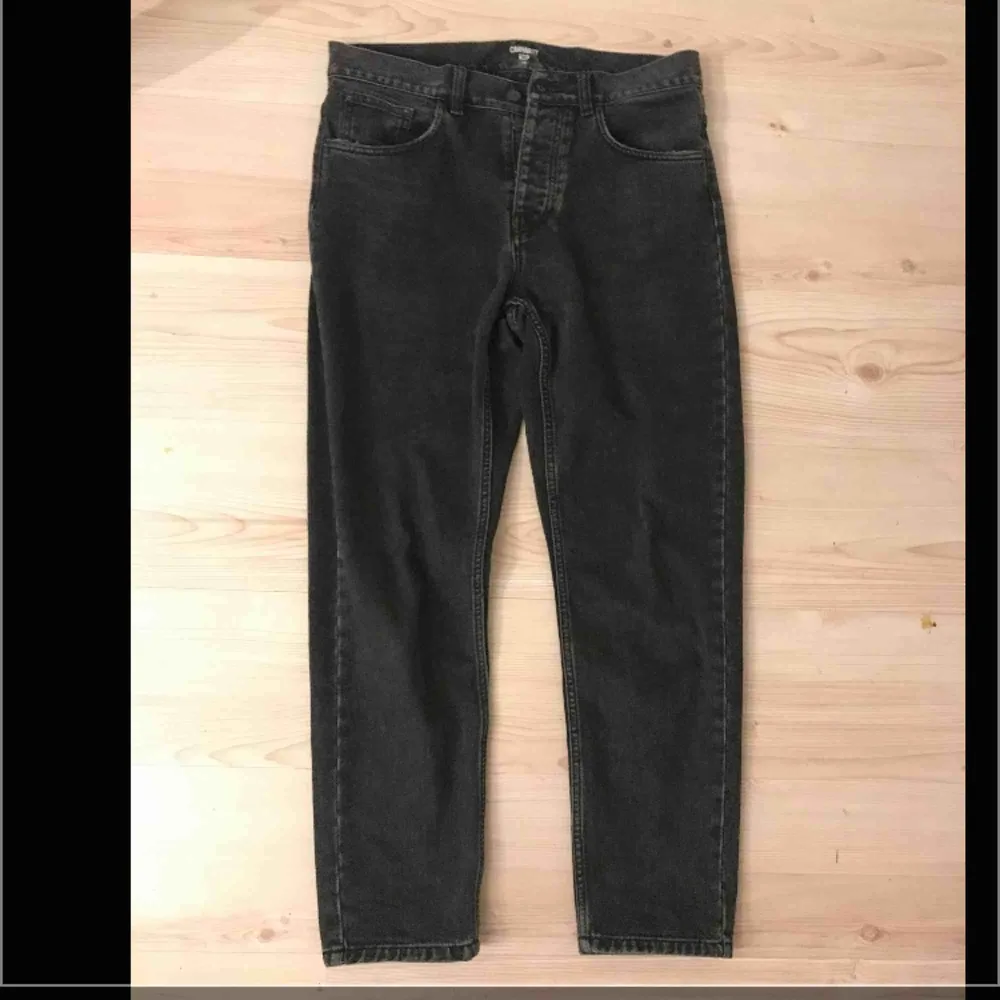 Riktigt coola carhartt jeans! Inga defekter! Funkar egentligen för både killar och tjejer!. Jeans & Byxor.