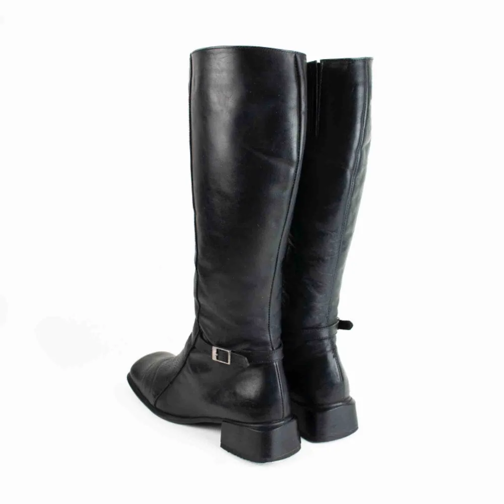 Vintage 90s 00s Y2K leather block heel square toe knee high boots in black Some signs of wear  Label: 38, feels true to size, judged by a person with size 38 Free shipping! Read the full description at our website majorunit.com No returns. Skor.
