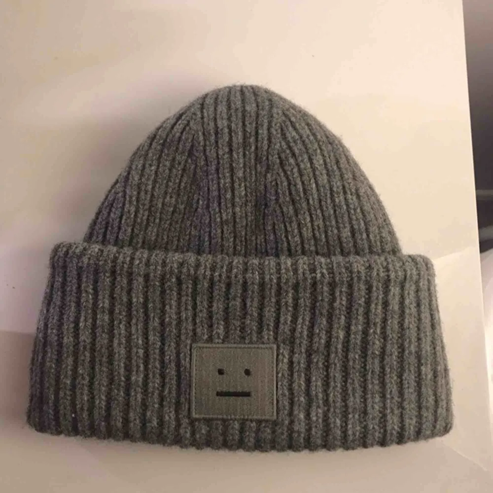 INTRESSEKOLL på acne mössa: inte min bild men ser likadan ut❤️buda från 300. Accessoarer.