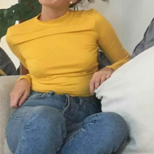  - Gul top från Nelly i nyskick. 