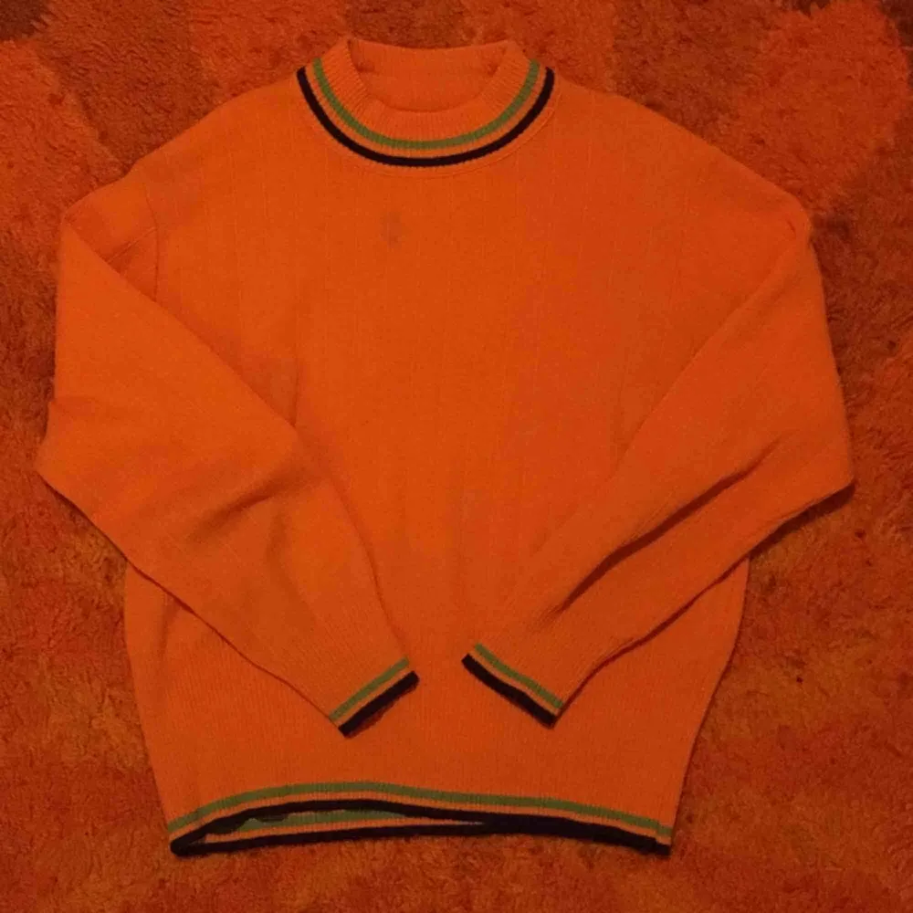 Fin, orange 70-tals tröja med turtleneck! Jättefint skick. Betalaren står för frakt, annars möts jag upp i Stockholm. Tröjor & Koftor.