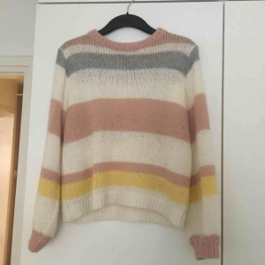  - Superfin stickad tröja från Lindex, den är knappt använd och i ett jättefint skick. Frakten betalar man själv 💕