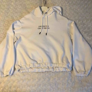  - Vit hoodie med text. Jätteskön och mysig. Köpare står för frakt
