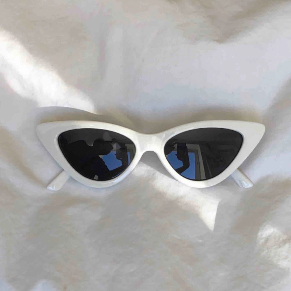 snygga solglasögon med vit kant. Köpare står för frakt (25kr). Nyskick🥰. Accessoarer.
