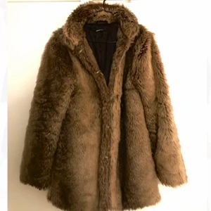  - fuskpälskappa i härliga neutrala nyanser i beige/brunt. Fickor på sidorna och knäppning framtill. Enkel att matcha till det mesta! ❄️  Kan mötas upp i Stockholm innanför tullarna. Fraktar gärna, pris diskuteras❄️