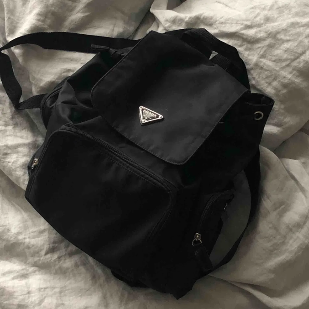 Fake Prada ryggsäck i svart nylon, använd men i fint skick.. Väskor.
