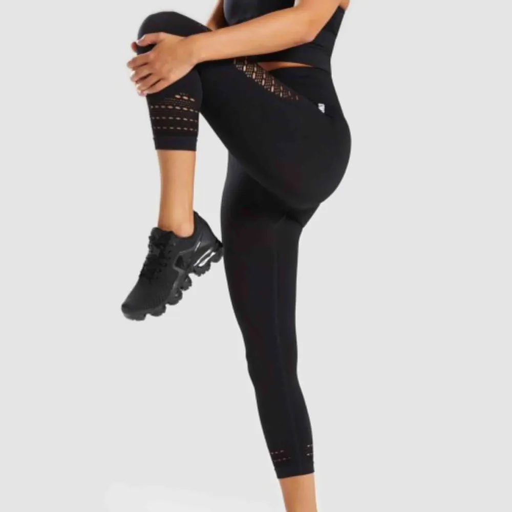 Super fina Energy + Seamless cropped leggings i strl xs från Gymshark! 😍 Helt nya och oanvända, alla etiketter finns kvar. Sälja pga. Jag har två par ☺️. Jeans & Byxor.