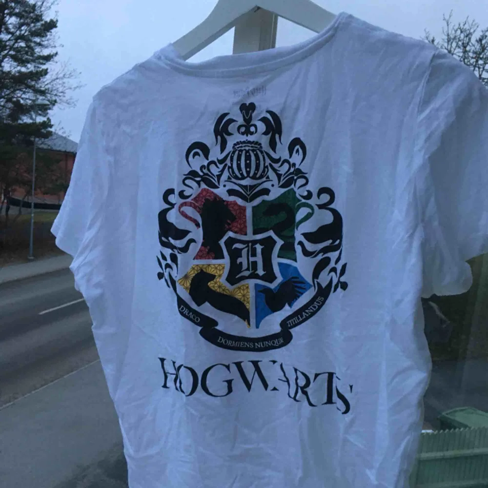 Helt oanvänd Hogwarts tröja! Skriv för bilder på eller frågor :). T-shirts.