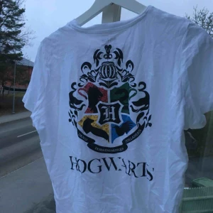  - Helt oanvänd Hogwarts tröja! Skriv för bilder på eller frågor :)