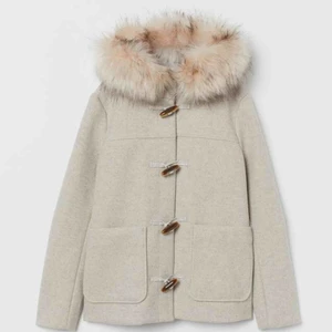  - Beige kort kappa från HM i stl XS som är helt oanvänd. Lapparna är kvar! 