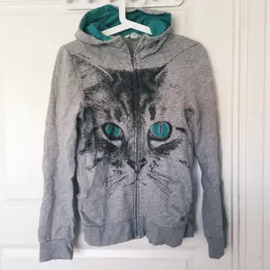 Gullig katt-tjocktröja med luva från H&M. Super mysig och skön, i mycket bra skick! Originalpris 249kr. 50kr + frakt (ev mötas upp i Stockholm)