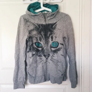  - Gullig katt-tjocktröja med luva från H&M. Super mysig och skön, i mycket bra skick! Originalpris 249kr. 50kr + frakt (ev mötas upp i Stockholm)