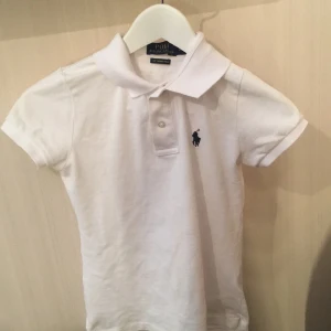  - Säljer en jätte fin vit Pikétröja från Raplh Lauren! Den är i väldigt gott skick då den endast är använd 1 gång. 