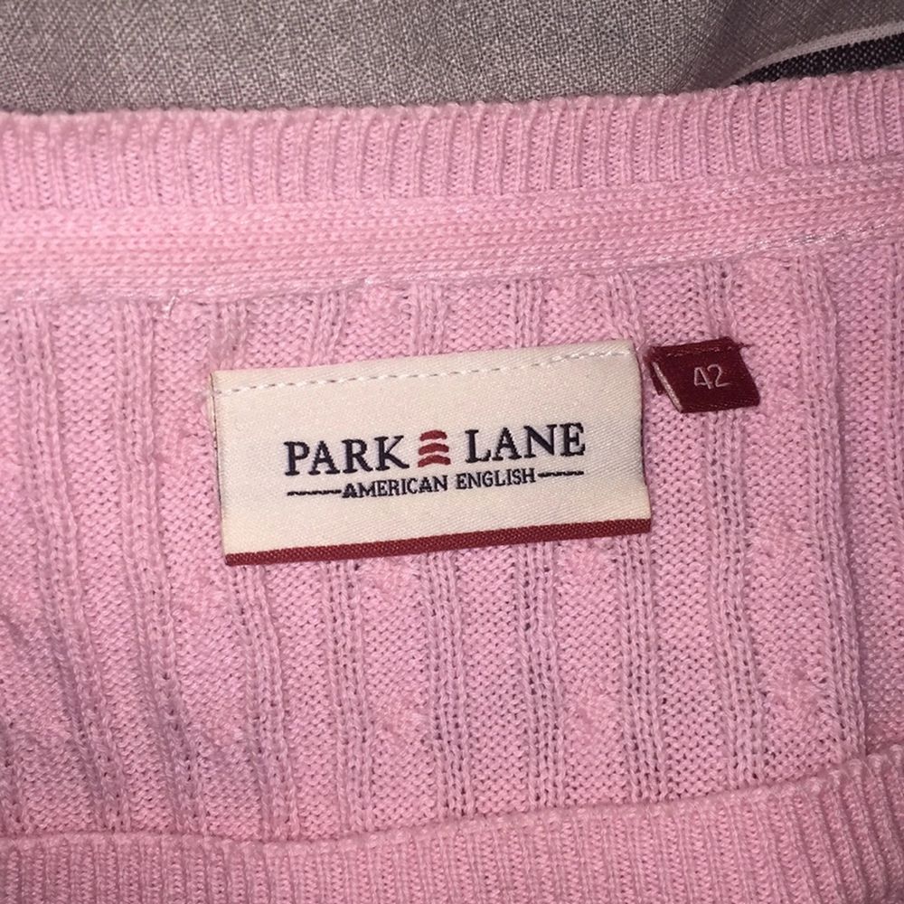 Rosa kabel stickad tröja från Park Lane.
Passar storlek L 
Köpt för 799kr säljer den för 300kr,pris kan diskuteras. 
Aldrig använd pga jag inte passar den. Huvtröjor & Träningströjor.
