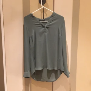  - Superfin blus från Åhléns i lyxigt material. Köptes för några månader sen för 500kr. Använd 1 gång. Jättefin färg!