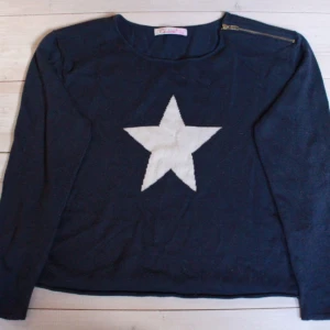  - Marinblå Tröja från märket "choklate" 