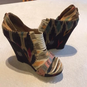  - Jättefina skor från Aldo! Sparsamt användanoch bekväma. Tyvärr vuxit ur skorna, så dags att defår en ny glad ägare. Kan mötas upp i Stockholmstrakten varje dag, eller skicka via posten eller annat som önskas