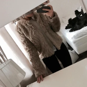  - Pälsjacka från Vila. Inte äkta päls. Frakt tillkommer på 70 kr