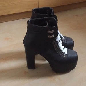  - Jeffrey Campbell inspirerade skor (alltså inte "äkta"). Mycket lite använda. Svarta skosnören följde med men har de ej kvar, lätt att köpa nya och byta om man vill. Storlek 36. Mycket sköna att gå i trots höjden på klacken. Nypris 600:- säljes för 100:- 
OBS! Skickar ej via post. Möts upp i Tullinge/Stockholm