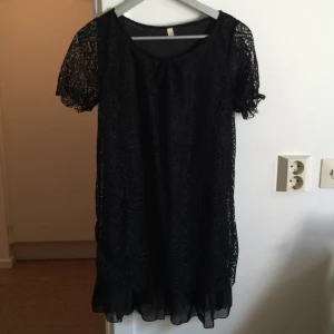  - Söt svart klänning som slutar ovan knäna.