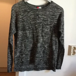  - Grå fin tröja, tunn.