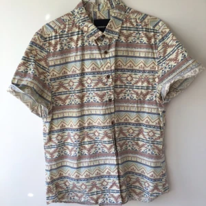 - Aztec-mönstrad herr-skjorta från ASOS. Bra skick! Köparen står för frakten! Tar helst emot betalning via swish! 