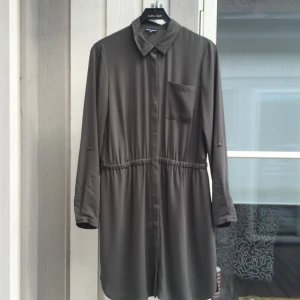  - Klänning från Warehouse

Kan mötas i Stockholm annars funkar frakt och har swish! 