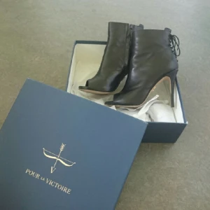  - Äkta skor från märket Pour la Victoire. Helt slutsålda. Vanya still. Använda vid få tillfällen men i bra skick. väldigt exklusiva. riktigt bekväma. Material -kalvskinn. Nypris gick på över 2 tus. men det är det värda 😎😊😇😇