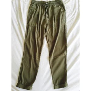  - Helt ny byxa från bershka. Militärgrön ,aldrig använda endast provade. Köptes för 3 veckor sen på Mallis. Storlek Medium. Skickas och möts upp i Stockholm.