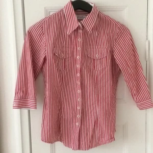  - Mycket fin nästintill oanvänd skjorta ifrån The Shirt Factory (design Linnea Braun). Perfekt skick. Den har tyvärr blivit för liten för mig. 100% bomull. Hämtas i Hägersten eller skickas mot fraktkostnad (45 kr). 