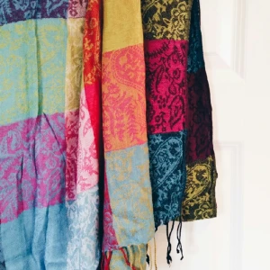  - Sommrig och färgglad scarf i jätteskönt material