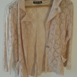  - Champagnefärgad spetskavaj från Fokis webbshop fokiwa, jag tror att den är i storlek small men det står inget på lappen. 