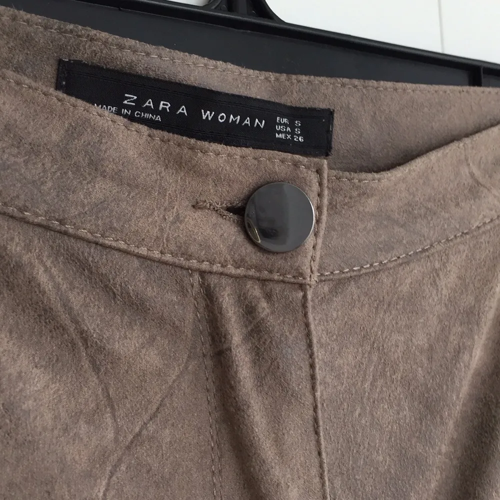 Snygga mocka byxor från Zara! Aldrig använda, dock lite skrynkliga efter att ha legat nerpackade. 
Hämtas i Kungsbacka eller skickas mot fraktkostnad.
Nås på Facebook: Kajsa Gustafsson . Jeans & Byxor.